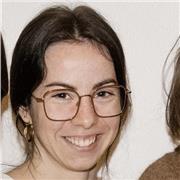 Étudiante en orthophonie donne des cours en français